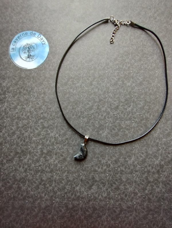 Collier lune avec véritable pierre en labradorite