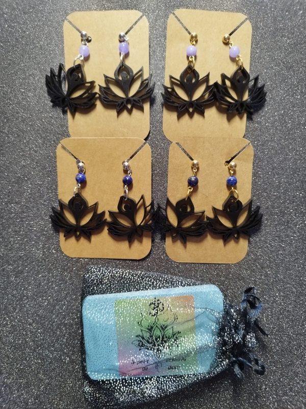 Boucles d’oreilles fleur de lotus avec Lapis-lazuli et Angélite bleu