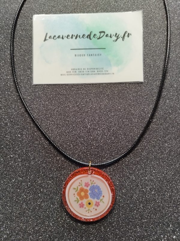 Collier floral pailletée en résine