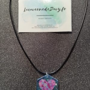 Collier cœur violet sur fond bleu en résine pailletée