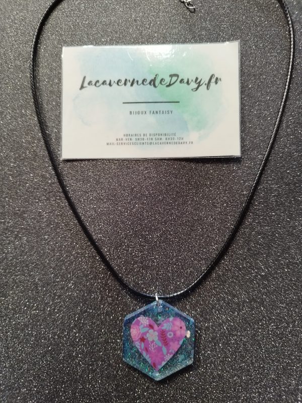 Collier cœur violet sur fond bleu en résine pailletée