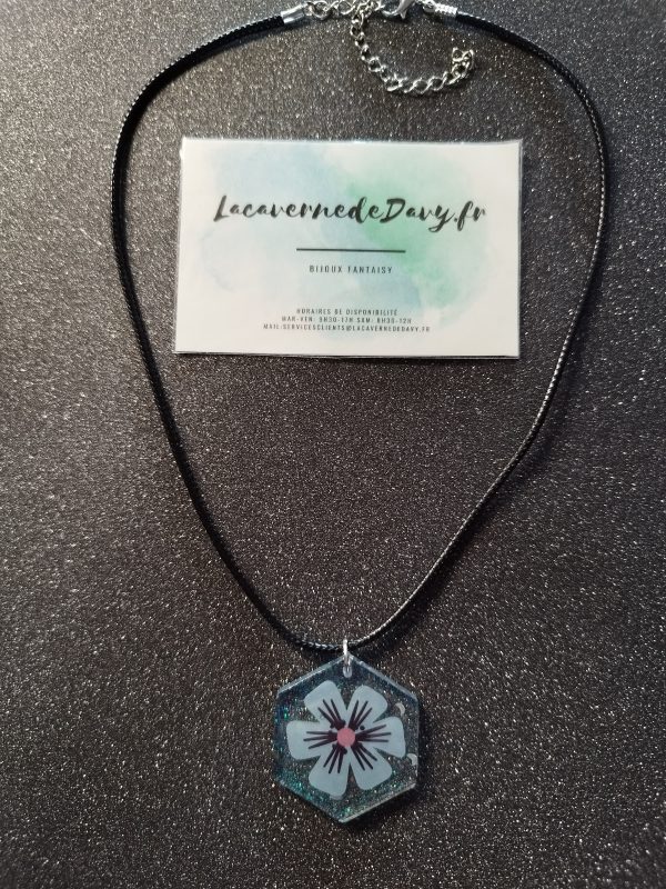 Collier unique fleur bleu en résine pailletée