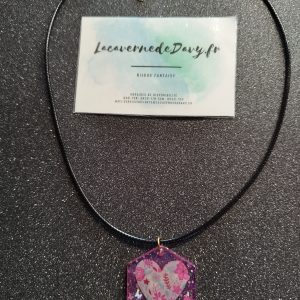 collier unique cœur floral sur fond rose en résine palettée
