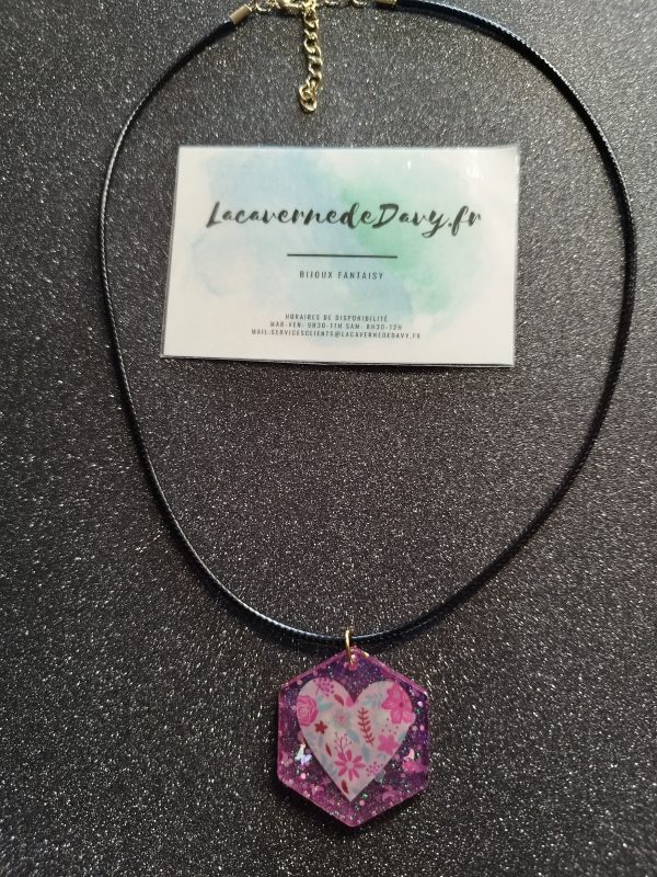 collier unique cœur floral sur fond rose en résine palettée