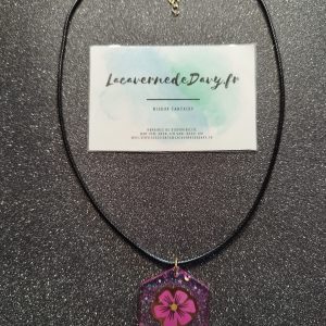 Collier fleur rose unique en résine pailletée