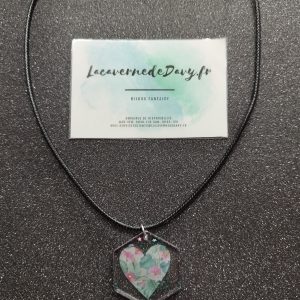 Collier cœur  a petite fleur en résine pailletée