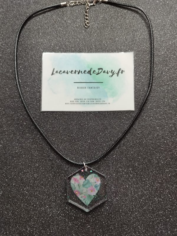 Collier cœur  a petite fleur en résine pailletée