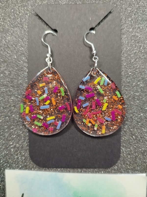 Boucles d'oreilles goutte d'eau pailletée colorée – Image 2