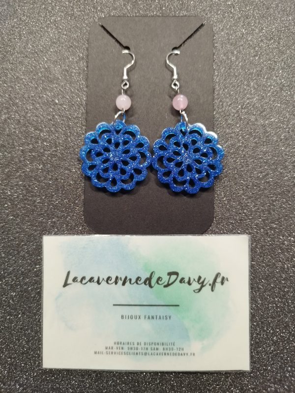 Boucles d'oreilles mandala pailletée avec pierre de quartz rose – Image 2
