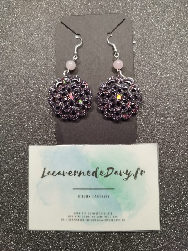 Boucles d'oreilles mandala pailletée avec pierre de quartz rose – Image 3