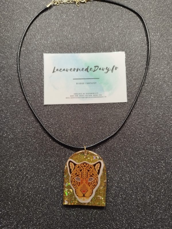 Collier tête de léopard unique en résine