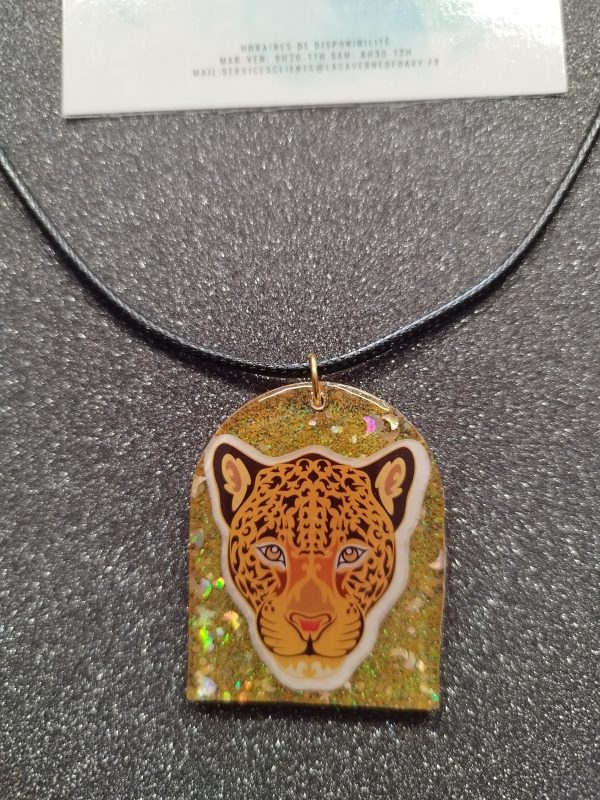 Collier tête de léopard unique en résine – Image 2