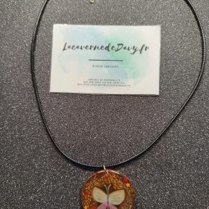 Collier unique papillon en résine pailletée