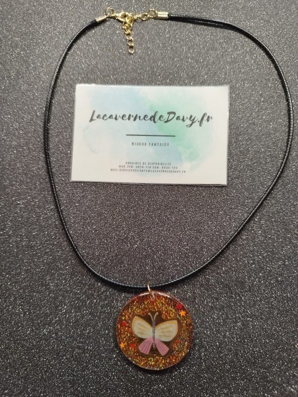 Collier unique papillon en résine pailletée