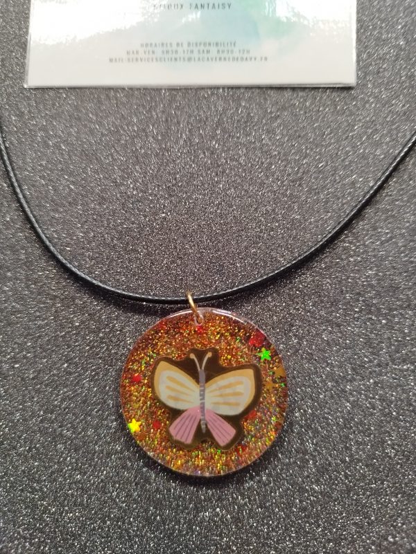Collier unique papillon en résine pailletée – Image 2