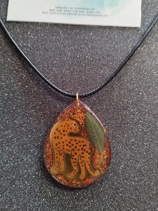 Collier unique goutte d'eau léopard en resine – Image 2
