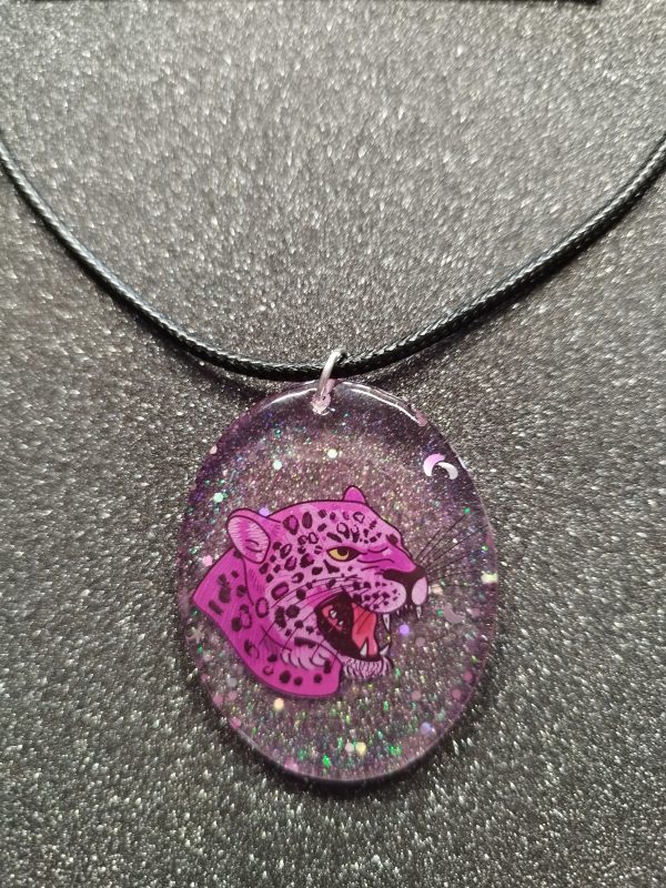 Collier tête de panthère unique en résine – Image 2