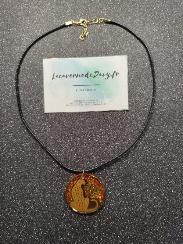 Collier rond léopard en résine unique