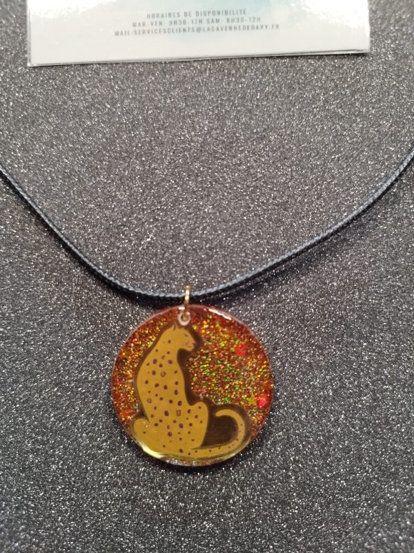 Collier rond léopard en résine unique – Image 2