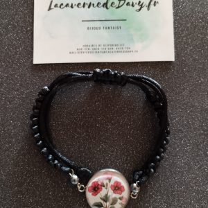 Alt="Bracelet Fleur Éternelle femme porté au poignet"