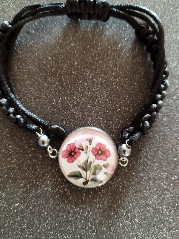 Alt="Bracelet Fleur Éternelle femme porté au poignet"